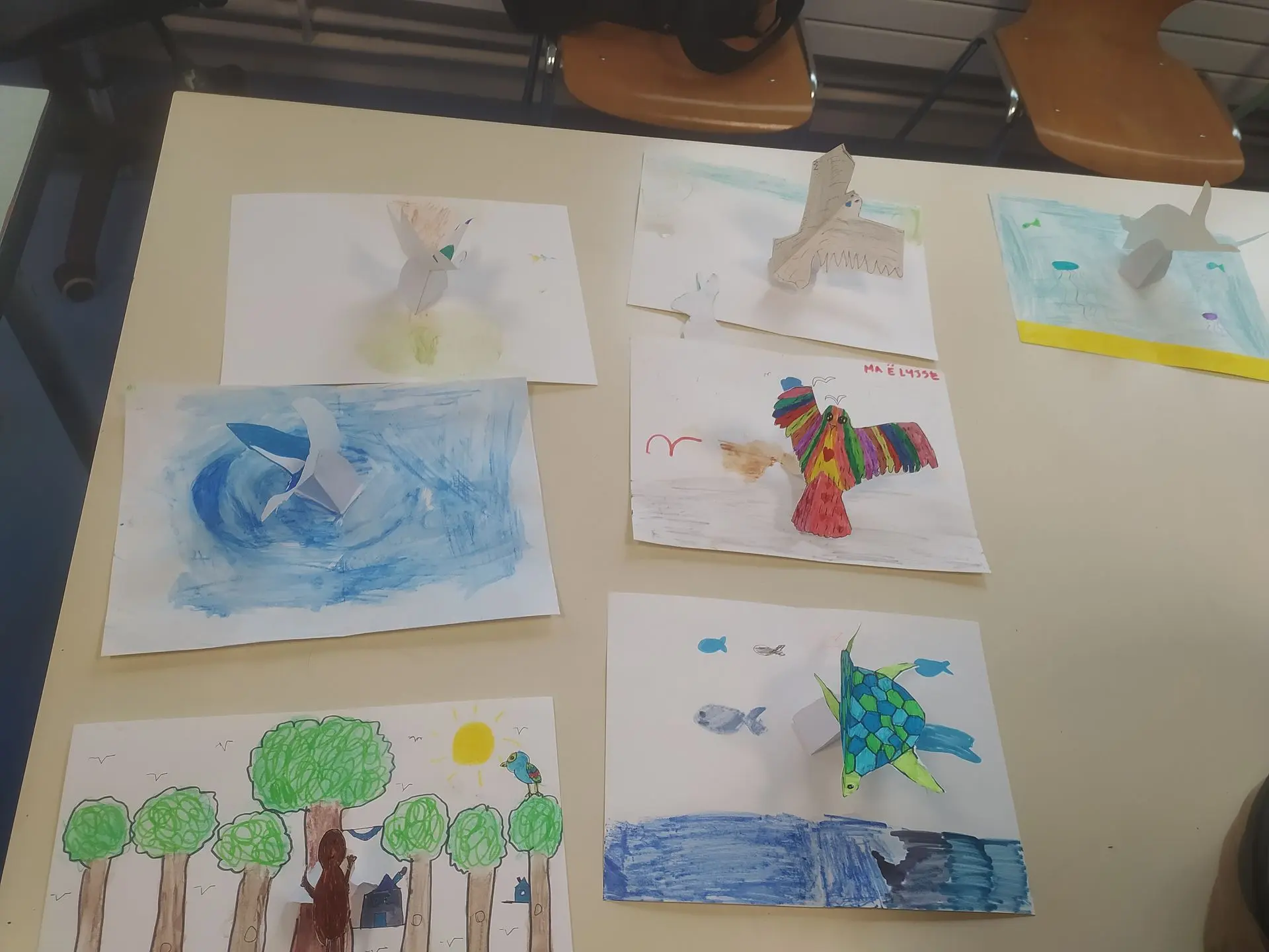 Création artistique en pop-up Différentes créations artistiques d'enfants en ALSH autour du pop-up et des animaux en danger