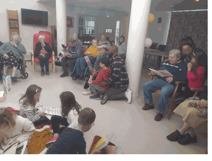 Lecture en EPAHD Des enfants et des personnes âgées lisent ensemble des livres