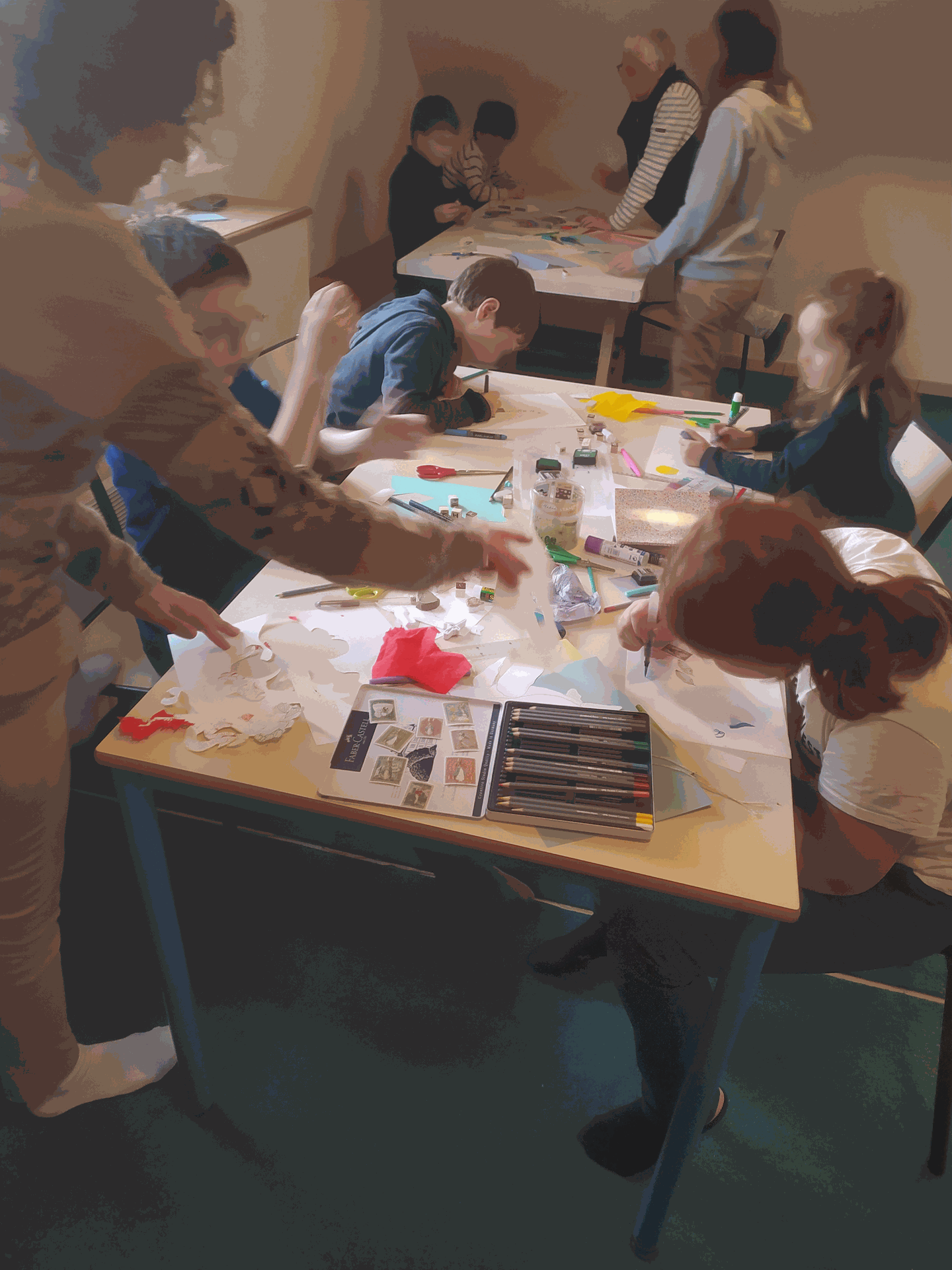 Créations artistiques autour du livre Enfants qui manipulent, dessinent, collent, découpent pour créer une oeuvre