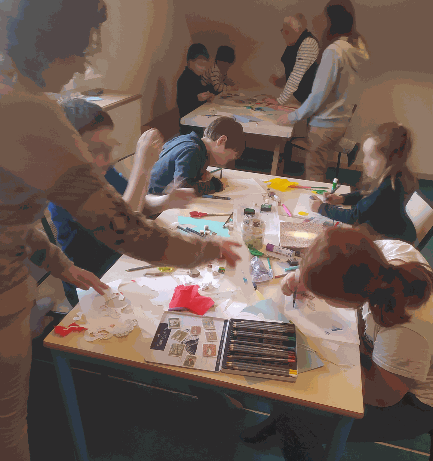 Créations artistiques autour du livre Plusieurs enfants dessinent, découpent, collent et découvrent des matériaux pour créer une oeuvre artistique